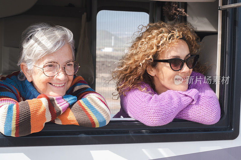 有吸引力的幸福的白人妇女旅行在露营车motor home看窗外的肖像。白种人夫妇的女性享受自由的生活方式，旅游，度假，自由